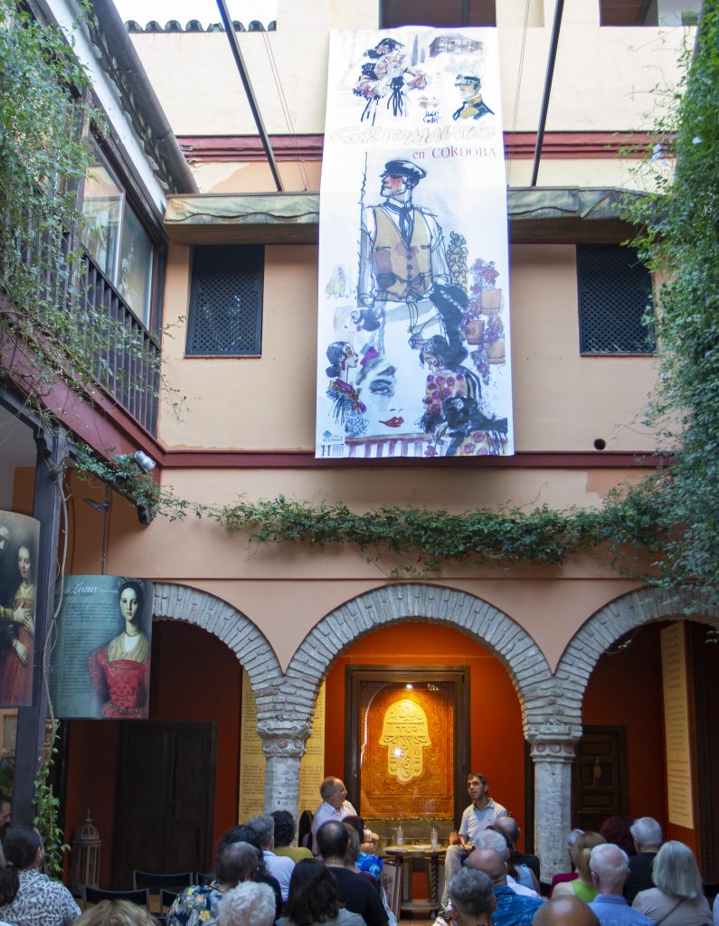 Patio de la Casa Sefarad. Sebastián de la Obra, a la izquerda y Paco Linares, a la derecha